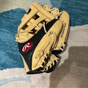 Rawlings Baseball Glove, throw right.